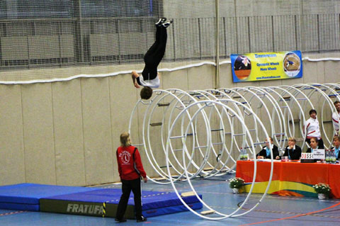 Luca beim gestreckten Salto mit ganzer Schraube