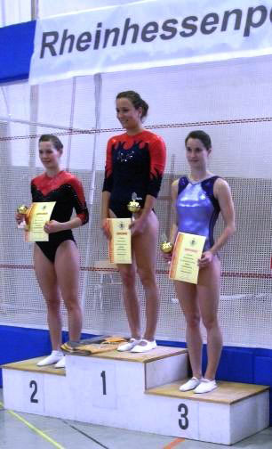 Alexandra Kohler vor Lara Hüninghake und Sarah Eckes
